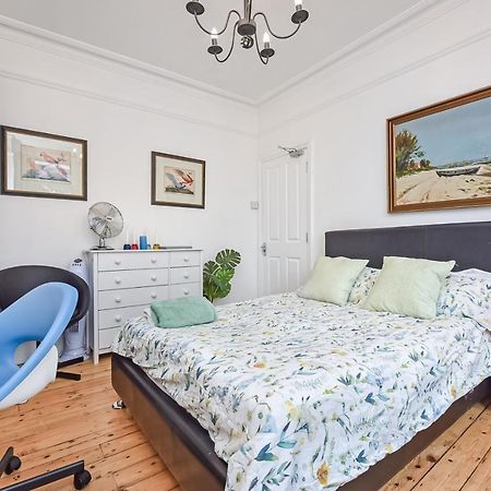 Groves 4 Bedroom, Shepherds Bush ロンドン エクステリア 写真