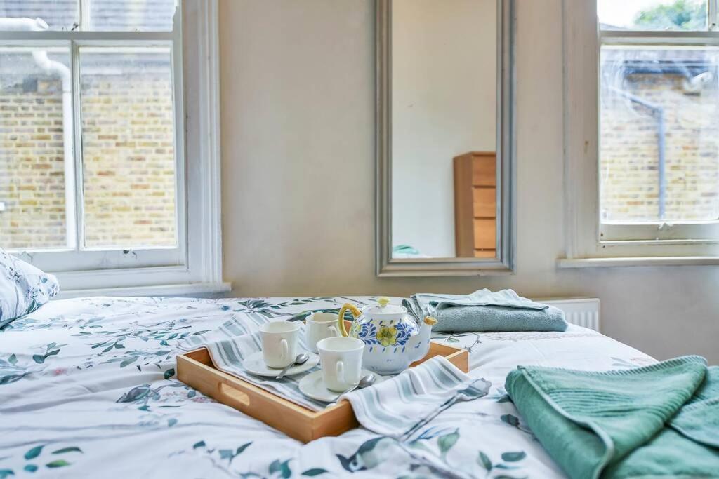 Groves 4 Bedroom, Shepherds Bush ロンドン エクステリア 写真