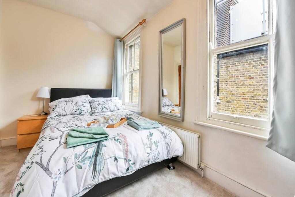 Groves 4 Bedroom, Shepherds Bush ロンドン エクステリア 写真