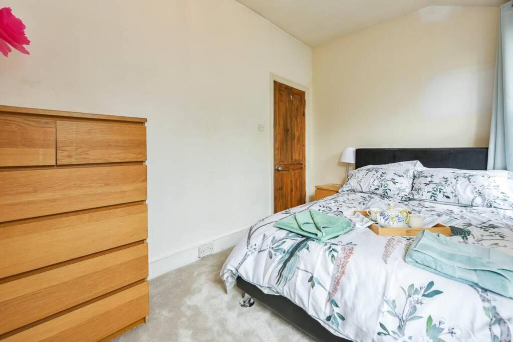 Groves 4 Bedroom, Shepherds Bush ロンドン エクステリア 写真