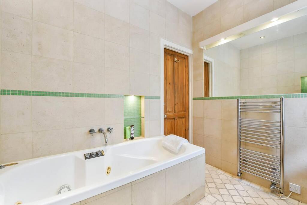 Groves 4 Bedroom, Shepherds Bush ロンドン エクステリア 写真