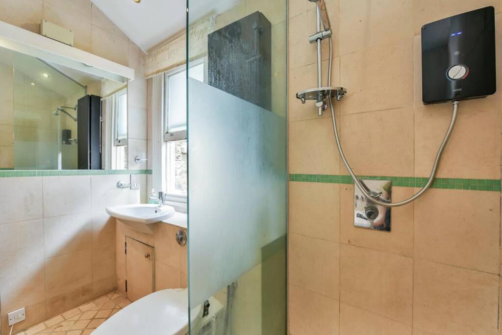 Groves 4 Bedroom, Shepherds Bush ロンドン エクステリア 写真