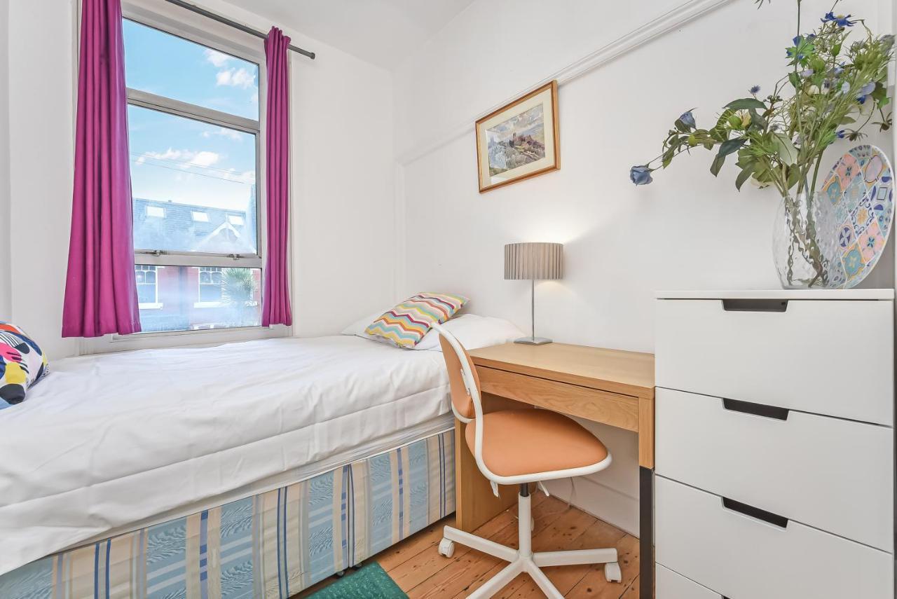 Groves 4 Bedroom, Shepherds Bush ロンドン エクステリア 写真